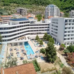 Nowoczesny hotel z basenem i leżakami, idealny na wakacje czarnogóra all inclusive samolotem.
