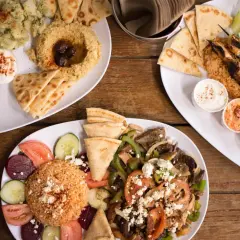 Obfite porcje greckiego jedzenia: gyros, souvlaki, hummus, falafel i pieczywo pita. Smacznego!