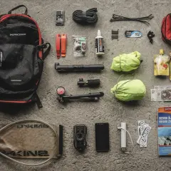 Plecak, multitool, dętka, pompka, apteczka, telefon, mapa Beskidów – to wszystko, co zabrać w góry na rowerową wyprawę.