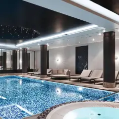 Basen i jacuzzi w Radisson Collection Hotel Warsaw. Luksusowy relaks w nowoczesnym spa z leżakami i gwiaździstym sufitem.