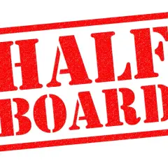 Czerwony stempel z napisem "HALF BOARD" na białym tle. Idealny dla hoteli oferujących wyżywienie.
