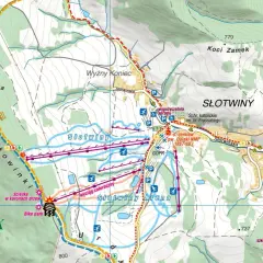 Mapa Krynicy-Zdroju pokazuje góry Beskidu Sądeckiego, z trasami narciarskimi i rowerowymi w Słotwinach.