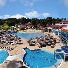 Hotel nad morzem z basenem all inclusive, zjeżdżalniami i mnóstwem leżaków pod parasolami.
