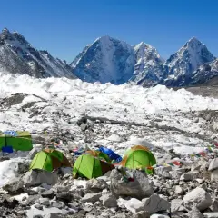 Obóz pod Mount Everest. Namioty w śniegu i lodzie, w tle ośnieżone szczyty. Gdzie jest Mount Everest? Tu!