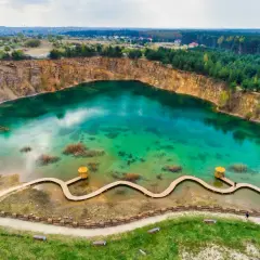 Turkusowe jezioro w kamieniołomie, drewniana kładka i altanka – idealne nietypowe miejsca w Polsce na weekend.