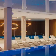 Nowoczesny hotel nad morzem z basenem krytym. Relaks przy basenie w otoczeniu rybnych dekoracji.