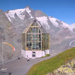 Szklana budowla na tle najwyższego szczytu Austrii, Grossglockner. Lodowiec w oddali.
