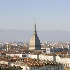 Widok na miasto z Mole Antonelliana w tle, idealne miejsce na pobyt w hotelu Torino.