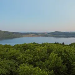 Jezioro w krajobrazie zalesionym, przypominającym dawny wulkan w Niemczech.