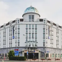 Elegancki hotel Radisson Blu Sobieski w Warszawie z charakterystyczną szklaną kopułą na dachu.