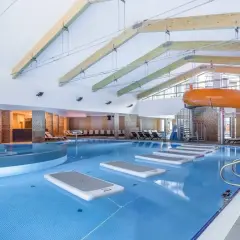 Wspaniały hotel z aquaparkiem w górach oferuje basen z dmuchanymi wyspami, zjeżdżalnie i jacuzzi.