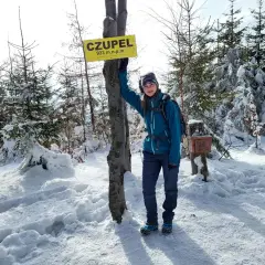 Dziewczyna na szczycie Czupel, 933 m n.p.m., w zimowej scenerii.