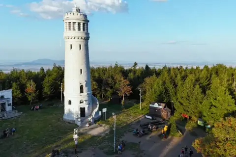 Wielka sowa, wieża widokowa na szczycie góry, otoczona lasem.