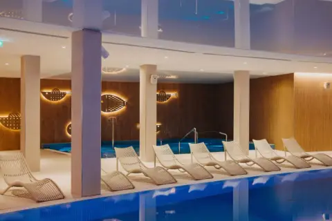 Nowoczesny hotel nad morzem z basenem krytym. Relaks przy basenie w otoczeniu rybnych dekoracji.
