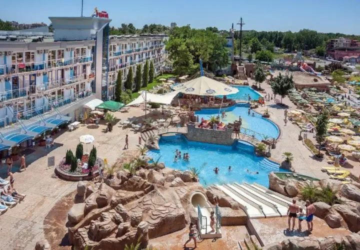 Idealne bułgaria wczasy all inclusive: baseny, zjeżdżalnie wodne i mnóstwo słońca. Rodziny cieszą się wakacjami w resorcie.