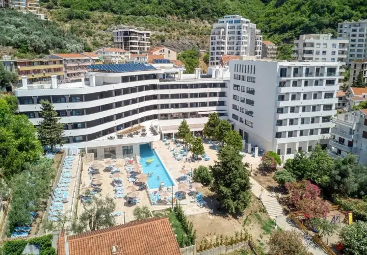 Nowoczesny hotel z basenem i leżakami, idealny na wakacje czarnogóra all inclusive samolotem.