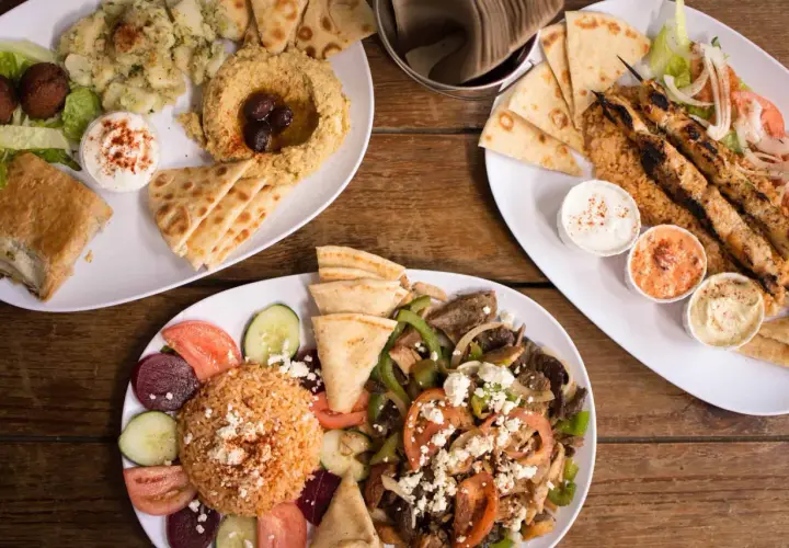 Obfite porcje greckiego jedzenia: gyros, souvlaki, hummus, falafel i pieczywo pita. Smacznego!