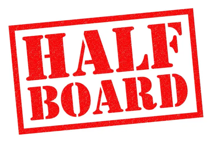 Czerwony stempel z napisem "HALF BOARD" na białym tle. Idealny dla hoteli oferujących wyżywienie.