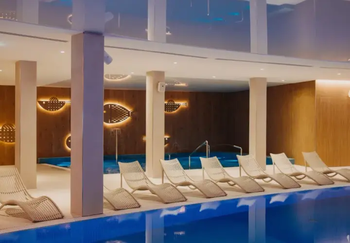 Nowoczesny hotel nad morzem z basenem krytym. Relaks przy basenie w otoczeniu rybnych dekoracji.