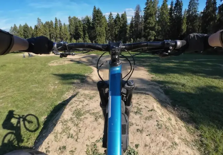Widok z perspektywy rowerzysty na trasie rowerowej w Białce Tatrzańskiej. Letnie atrakcje dla miłośników adrenaliny.