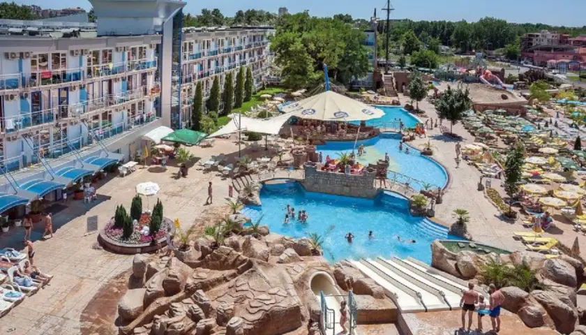 Idealne bułgaria wczasy all inclusive: baseny, zjeżdżalnie wodne i mnóstwo słońca. Rodziny cieszą się wakacjami w resorcie.