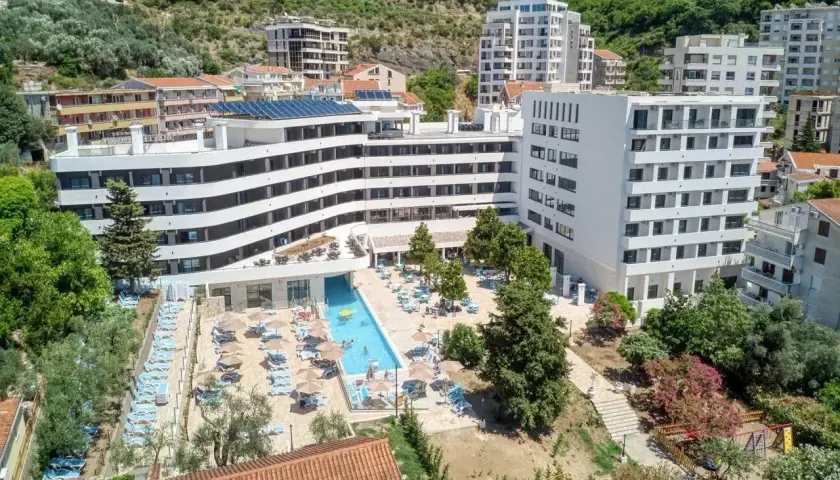 Nowoczesny hotel z basenem i leżakami, idealny na wakacje czarnogóra all inclusive samolotem.