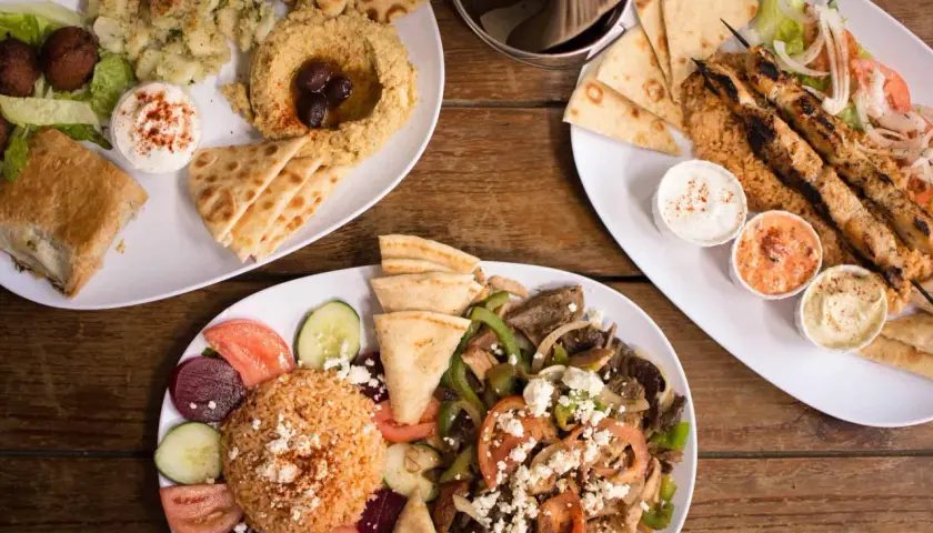 Obfite porcje greckiego jedzenia: gyros, souvlaki, hummus, falafel i pieczywo pita. Smacznego!