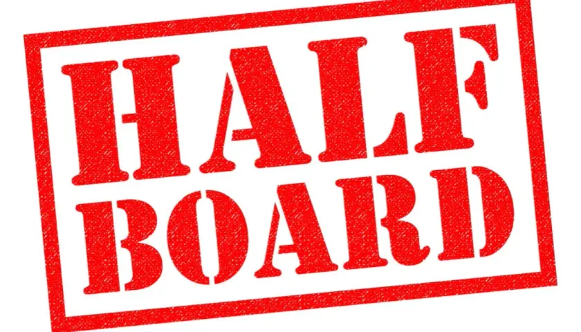 Czerwony stempel z napisem "HALF BOARD" na białym tle. Idealny dla hoteli oferujących wyżywienie.