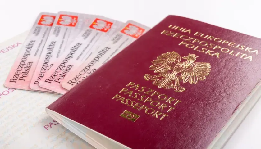 Polski paszport i kilka dowodów osobistych. Czy do Portugalii potrzebny jest paszport? Tak, jeśli nie jesteś obywatelem UE.