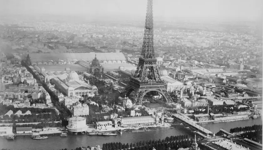 Widok na Paryż z wieżą Eiffla, która powstała na Wystawę Światową w 1889 roku. Widać Sekwanę i liczne pawilony wystawowe.