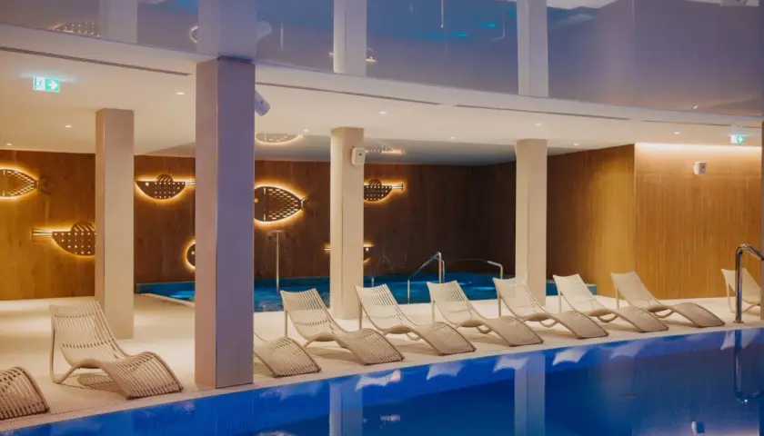 Nowoczesny hotel nad morzem z basenem krytym. Relaks przy basenie w otoczeniu rybnych dekoracji.