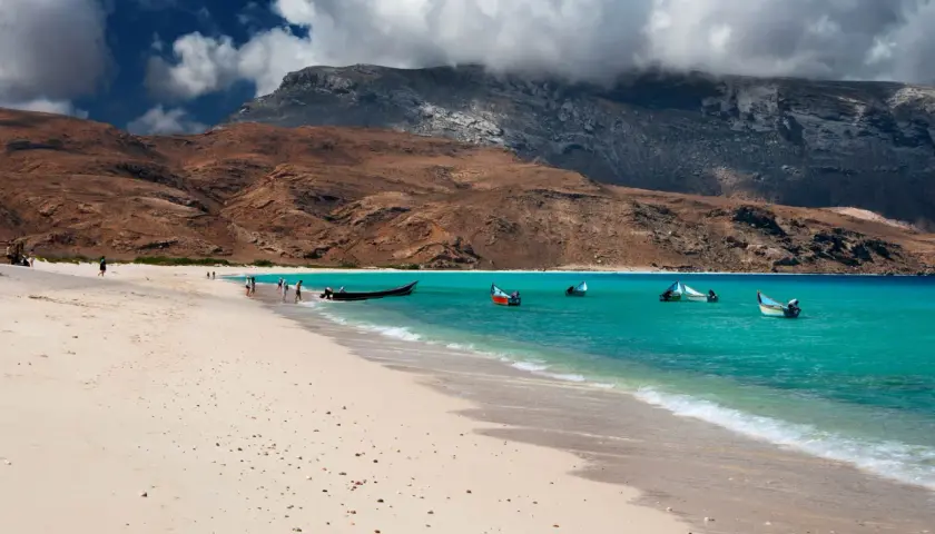 Piękna plaża na Sokotrze, idealna na wycieczkę. Sprawdź cenę i odkryj rajskie krajobrazy!