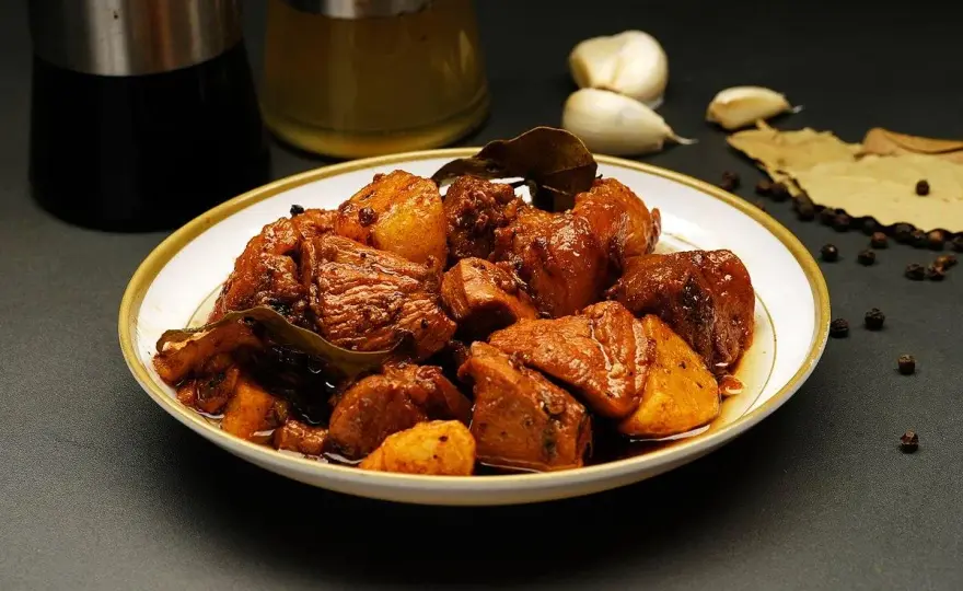 Kuchnia filipińska od adobo po halo-halo. Co warto zjeść?