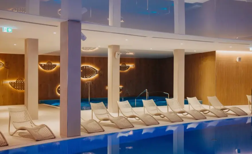 Hotel nad morzem z basenem krytym - jak wybrać?