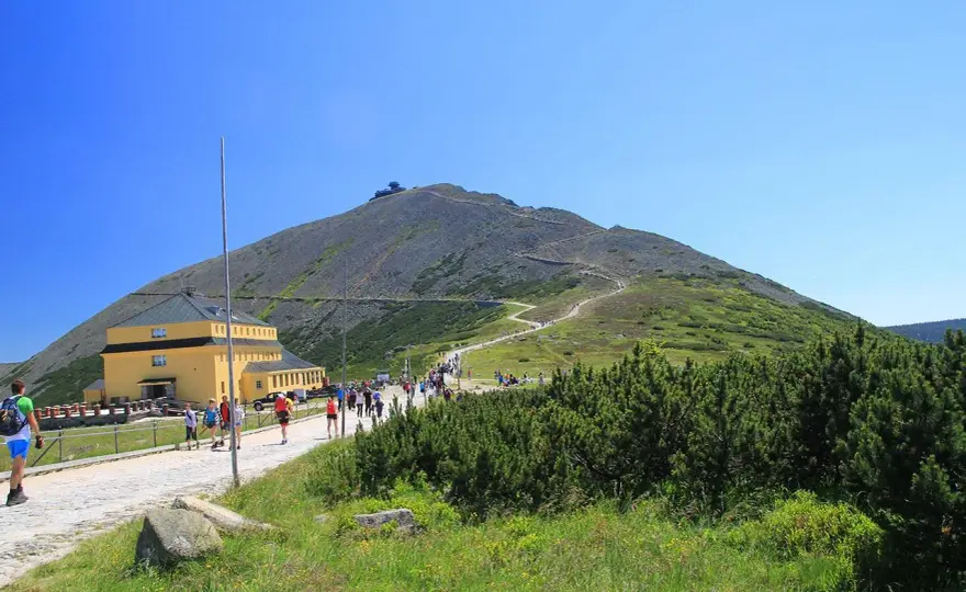 Ile ma Śnieżka? Wysokość 1603 m i praktyczne wskazówki