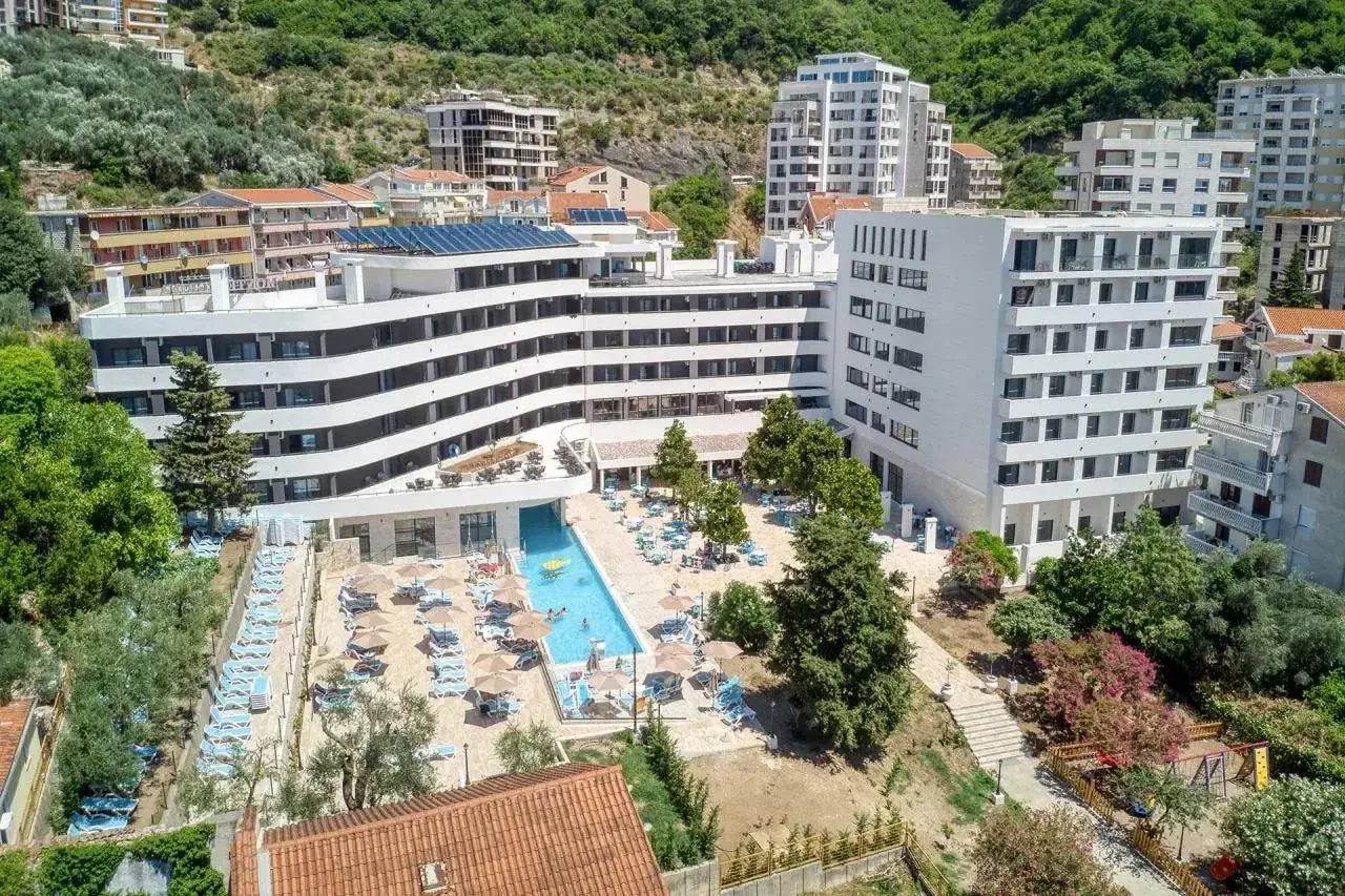 Nowoczesny hotel z basenem i leżakami, idealny na wakacje czarnogóra all inclusive samolotem.
