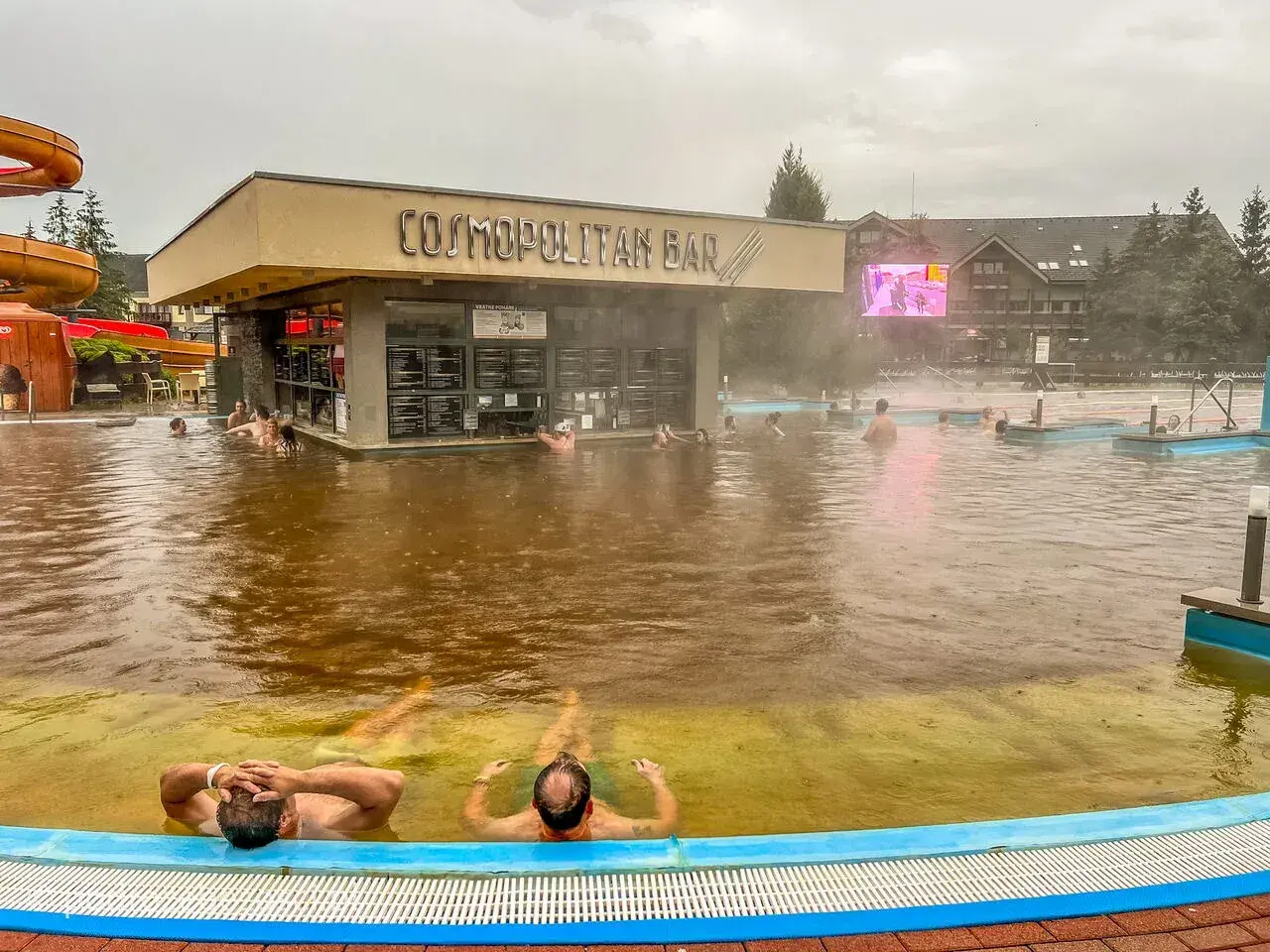 Relaks w termach na Słowacji blisko granicy. Kąpiel w ciepłej wodzie przy barze "Cosmopolitan".