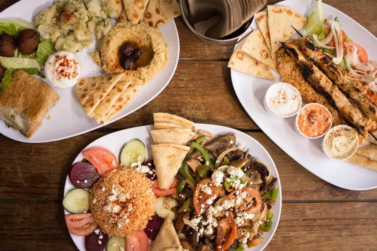 Obfite porcje greckiego jedzenia: gyros, souvlaki, hummus, falafel i pieczywo pita. Smacznego!