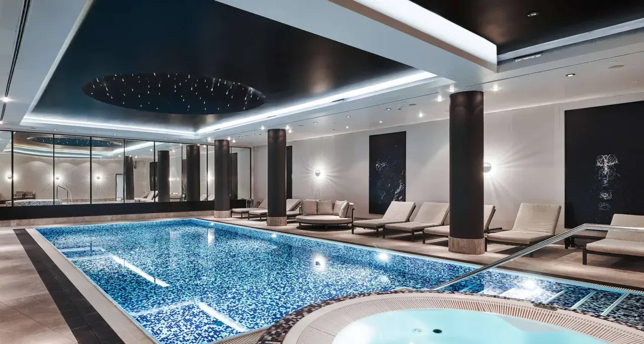 Basen i jacuzzi w Radisson Collection Hotel Warsaw. Luksusowy relaks w nowoczesnym spa z leżakami i gwiaździstym sufitem.