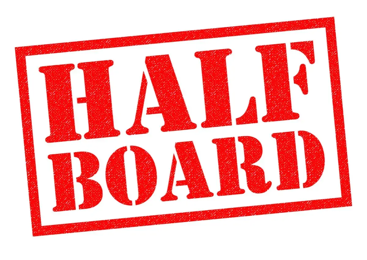 Czerwony stempel z napisem "HALF BOARD" na białym tle. Idealny dla hoteli oferujących wyżywienie.