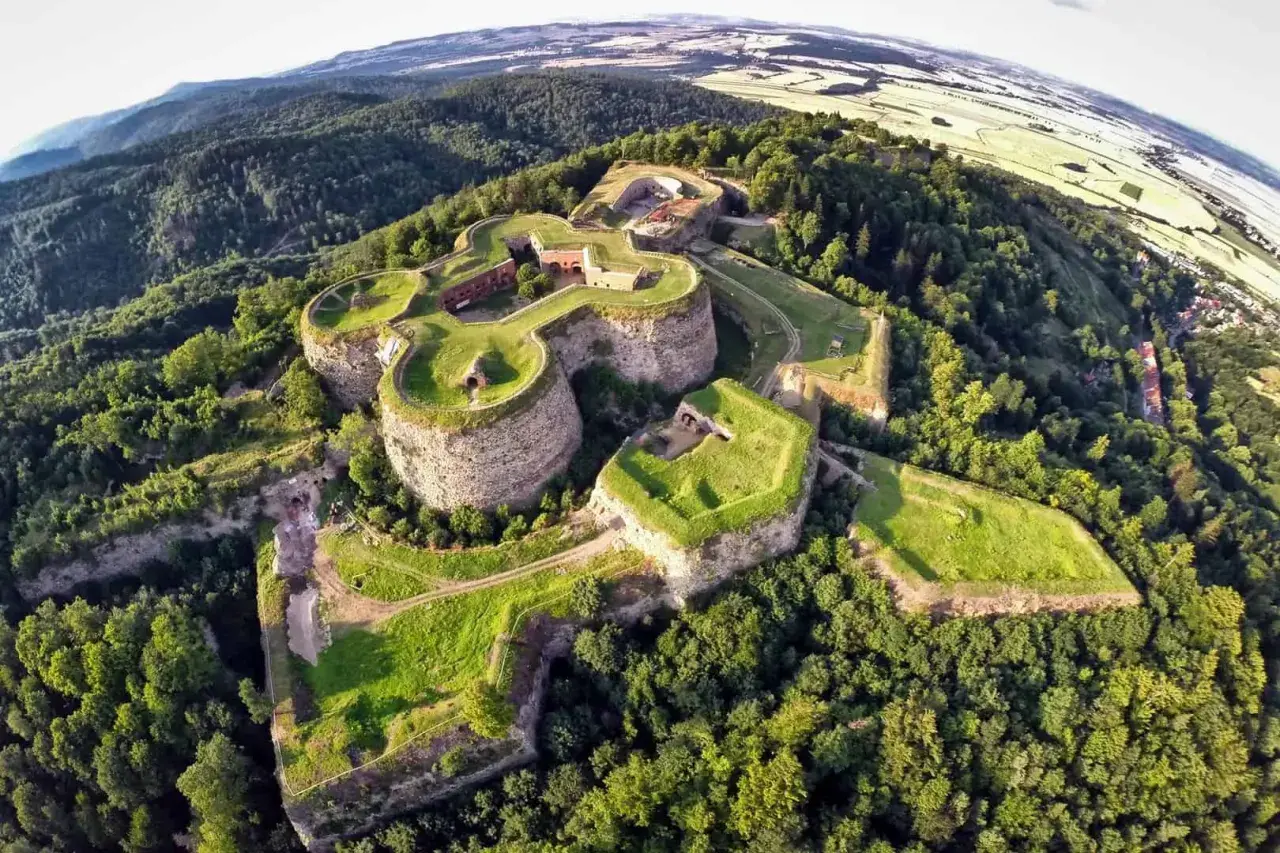 Twierdza Srebrna Góra – idealne miejsce, by zobaczyć, co zwiedzić na Dolnym Śląsku. Imponująca forteca na wzgórzu.