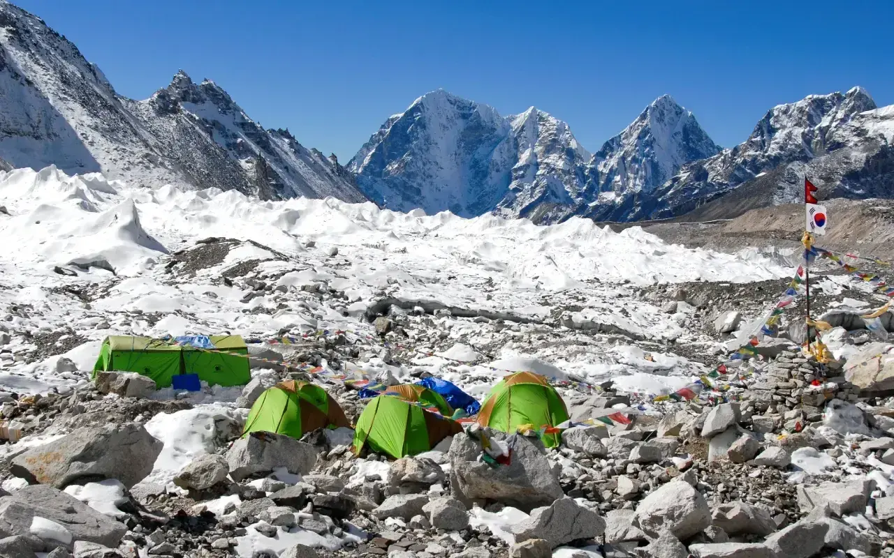 Obóz pod Mount Everest. Namioty w śniegu i lodzie, w tle ośnieżone szczyty. Gdzie jest Mount Everest? Tu!