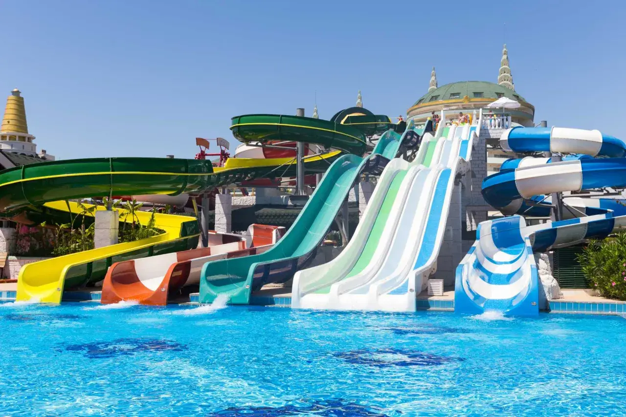 Kolorowe zjeżdżalnie wodne w aquaparku, idealne na turcja wakacje all inclusive.