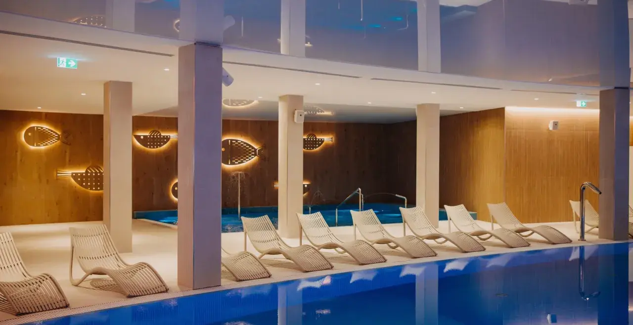 Nowoczesny hotel nad morzem z basenem krytym. Relaks przy basenie w otoczeniu rybnych dekoracji.