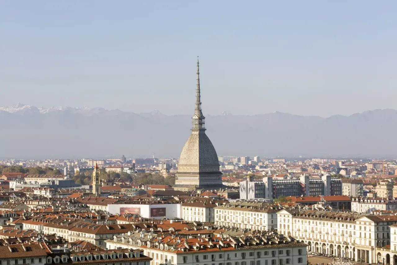 Widok na miasto z Mole Antonelliana w tle, idealne miejsce na pobyt w hotelu Torino.