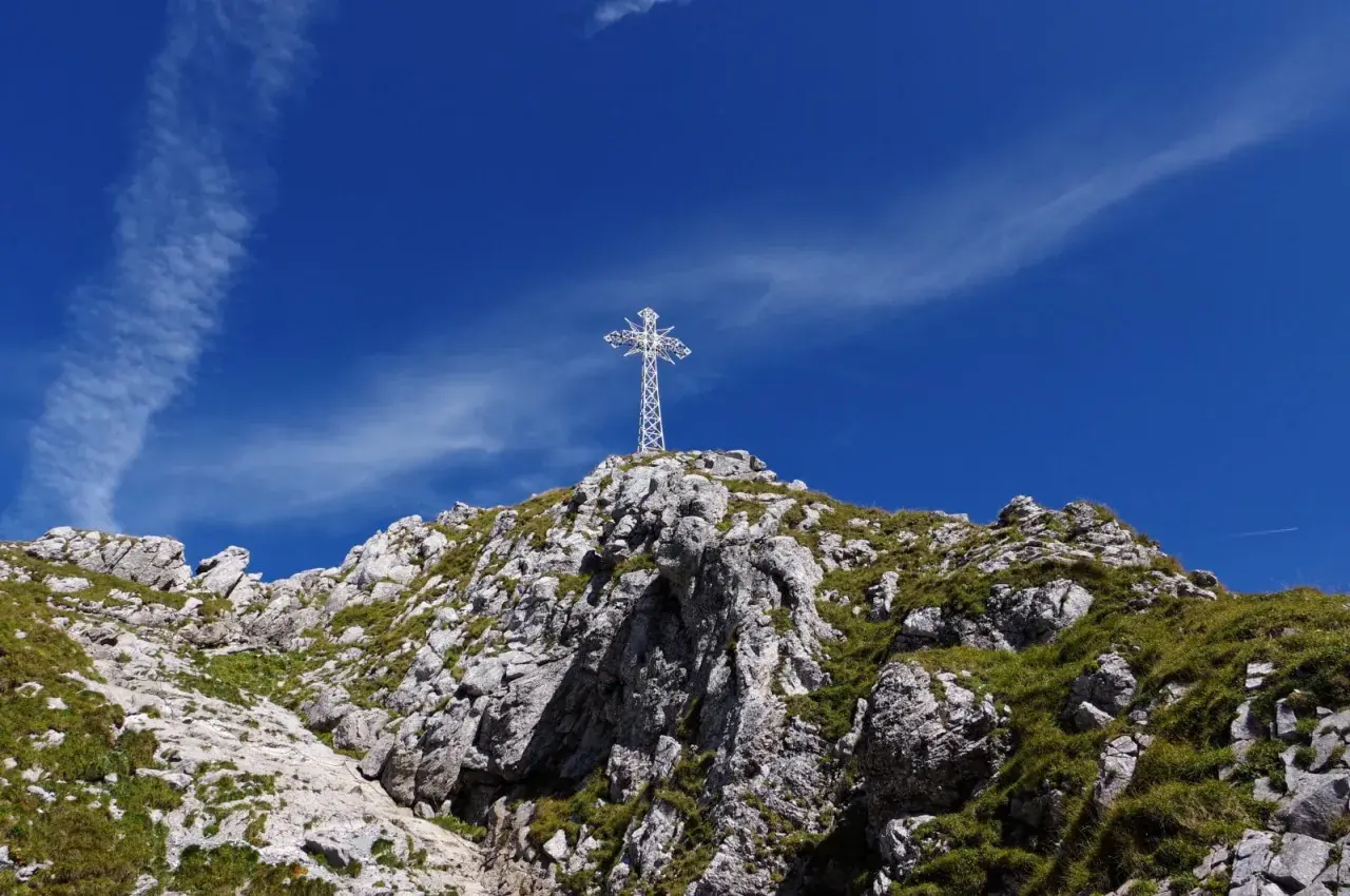 Krzyż na Giewoncie: 17,5 m symbolu. Poznaj jego tajemnice i zagrożenia