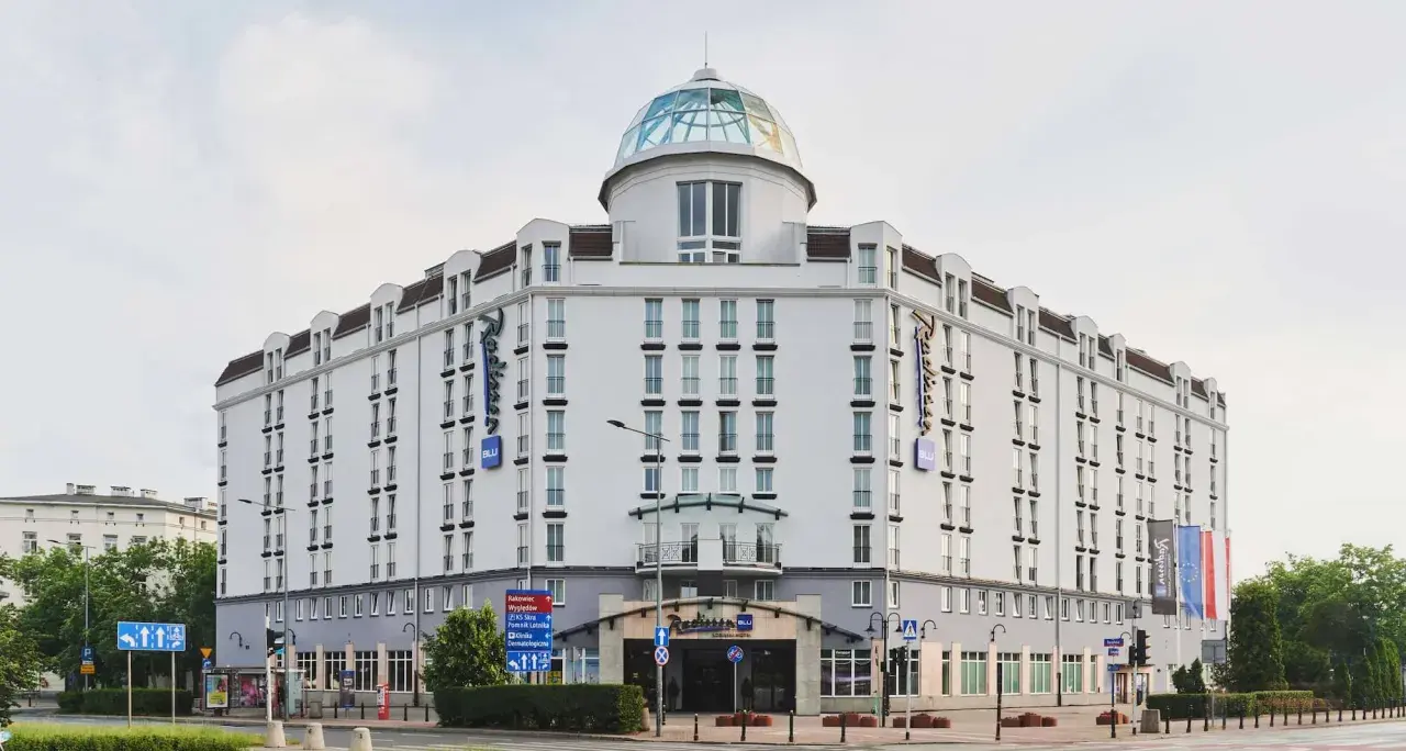 Elegancki hotel Radisson Blu Sobieski w Warszawie z charakterystyczną szklaną kopułą na dachu.