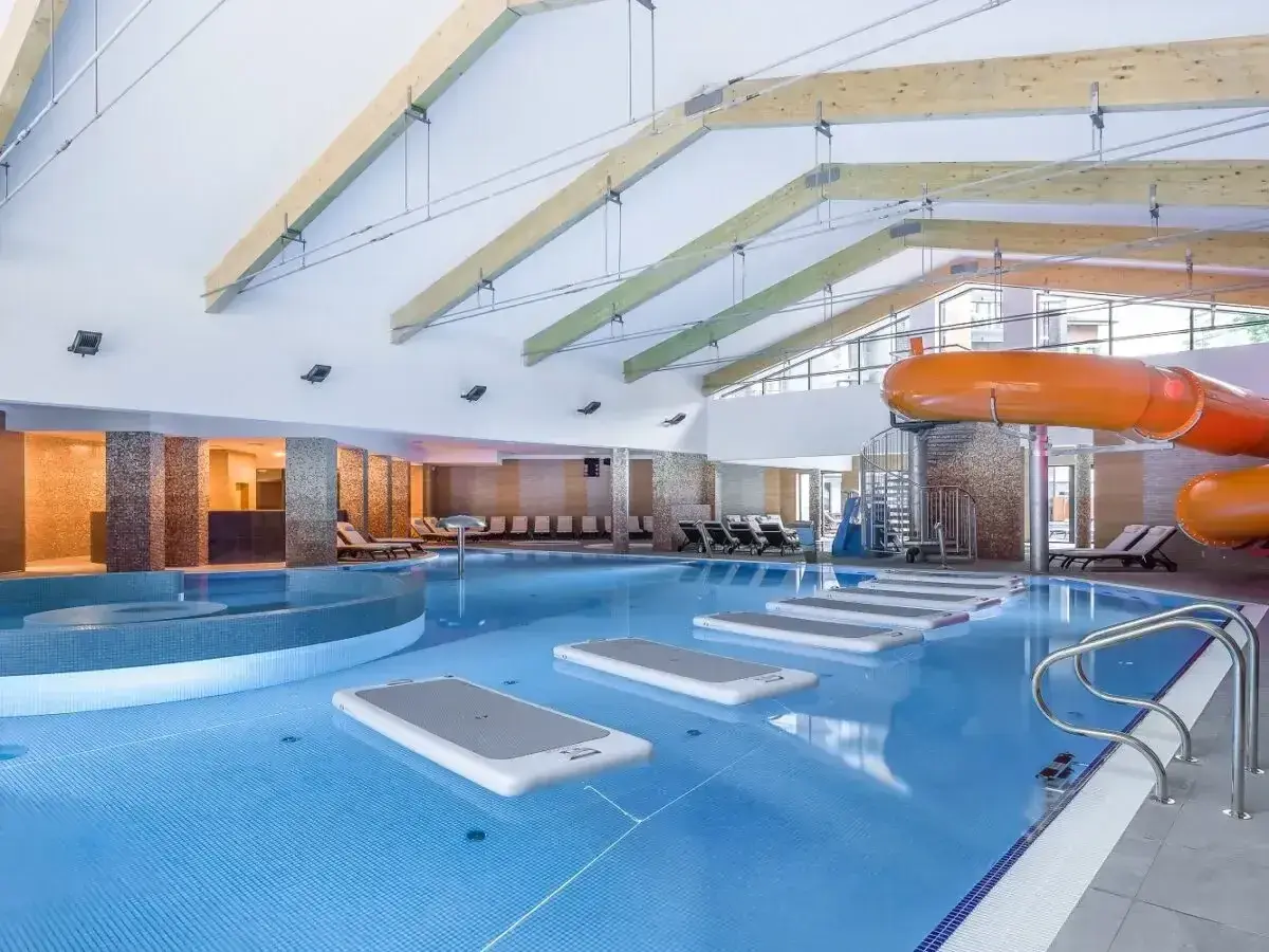 Wspaniały hotel z aquaparkiem w górach oferuje basen z dmuchanymi wyspami, zjeżdżalnie i jacuzzi.