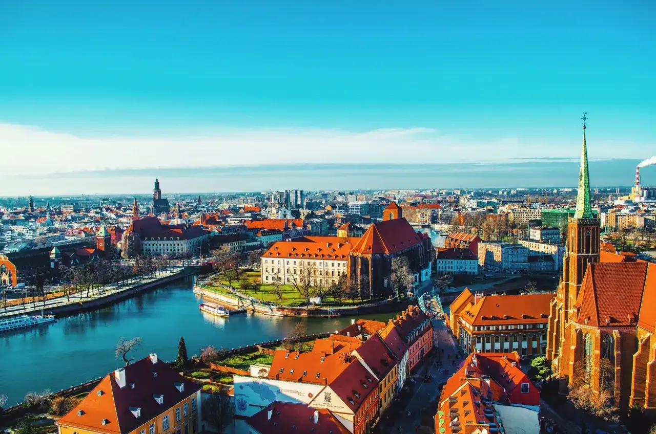 Wrocławskie Stare Miasto, z jego rzeką i zabytkowymi kamienicami, to jeden z najpiękniejszych miast w Polsce.