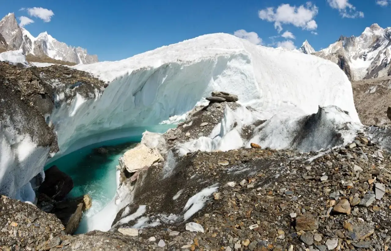 Lodowe jaskinie i turkusowa woda u stóp K2, najwyższego szczytu Karakorum.